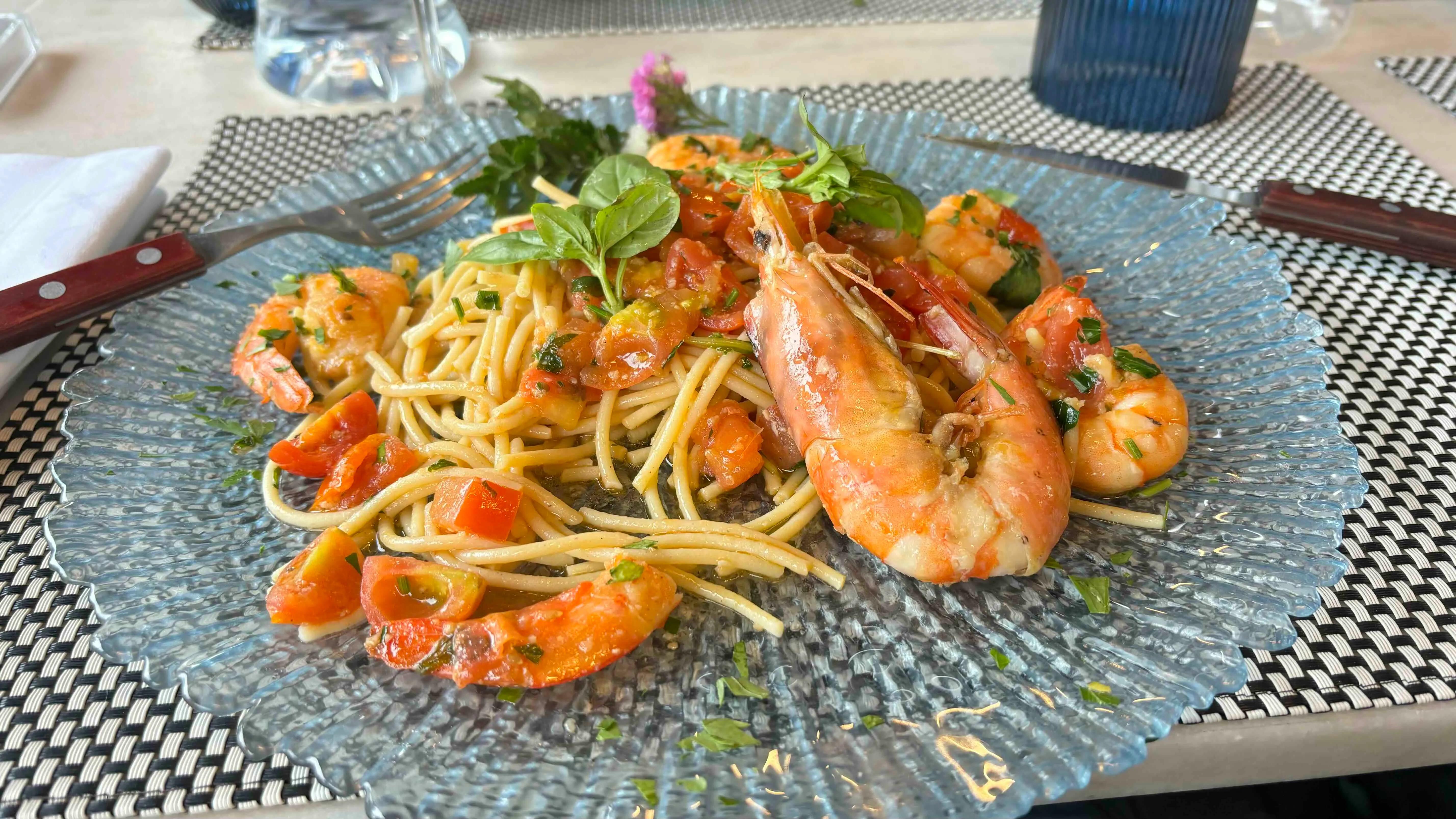 Gluten-free spaghetti with shrimp, cherry tomatoes and peppery rocket